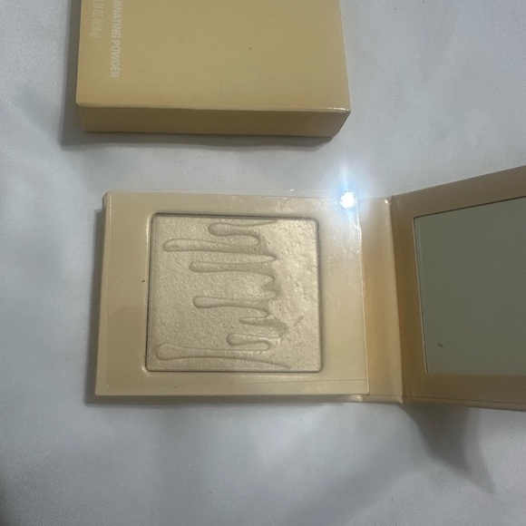 Kylie Cosmetics Pressed Illuminating Powder - Picture 5 of 5